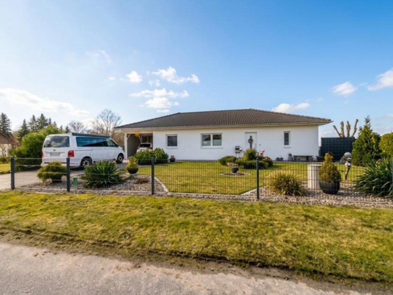 Friedrichsruhe Moderner KfW-55 Bungalow mit großem Grundstück und Photovoltaik in Obere Warnow Haus kaufen