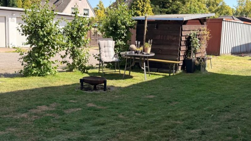 Hamburg HAMBURGER DREIFAMILIENHAUS MIT 12 GARAGEN, LAUFENDEN MIETEINNAHMEN UND ENTWICKLUNGSPOTENZIAL! Haus kaufen