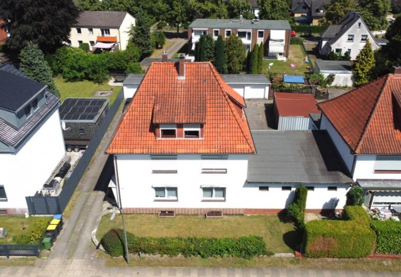 Hamburg HAMBURGER DREIFAMILIENHAUS MIT 12 GARAGEN, LAUFENDEN MIETEINNAHMEN UND ENTWICKLUNGSPOTENZIAL! Haus kaufen