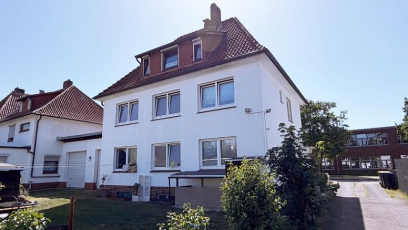 Hamburg HAMBURGER DREIFAMILIENHAUS MIT 12 GARAGEN, LAUFENDEN MIETEINNAHMEN UND ENTWICKLUNGSPOTENZIAL! Haus kaufen