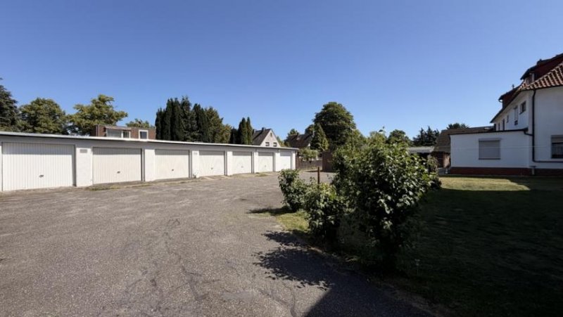 Hamburg HAMBURGER DREIFAMILIENHAUS MIT 12 GARAGEN, LAUFENDEN MIETEINNAHMEN UND ENTWICKLUNGSPOTENZIAL! Haus kaufen