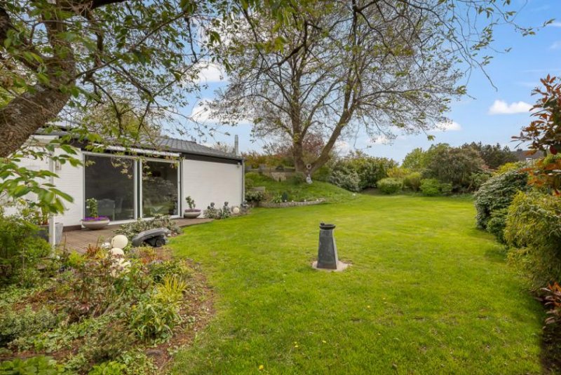 Seevetal Ca. 330 qm Wohn-/Nutzfläche, Traumgrundstück, Bunker(!), Garage, Carport, PV Anlage & Wärmepumpe !! Haus kaufen