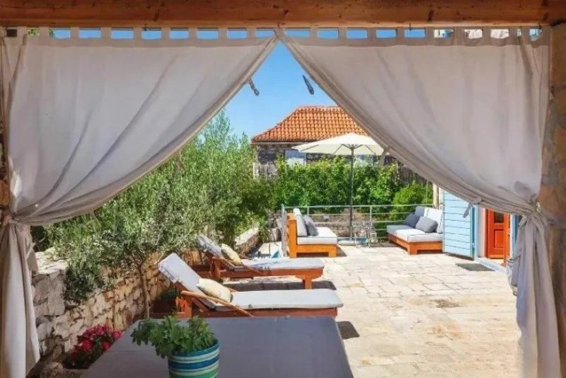 Milna Authentische Steinvilla mit Pool und Olivenhain im Herzen von Milna, Insel Brač Haus kaufen