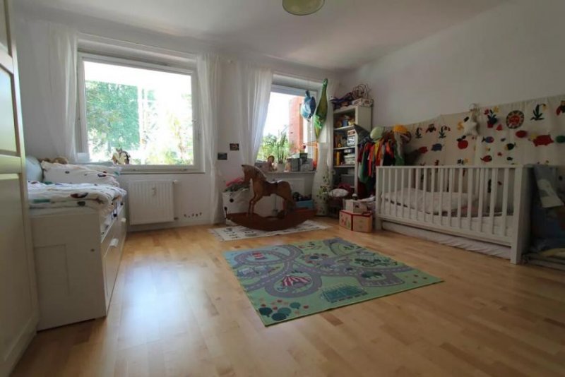 Hamburg Provisionsfrei in Nienstedten: Großzügige 4-Zimmer-Wohnung auf großem Grundstück Wohnung kaufen