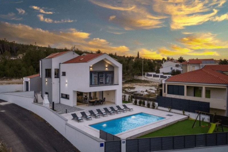 Zadar Zeitgenössische Villa mit Schwimmbad in bester Lage am Meer Haus kaufen