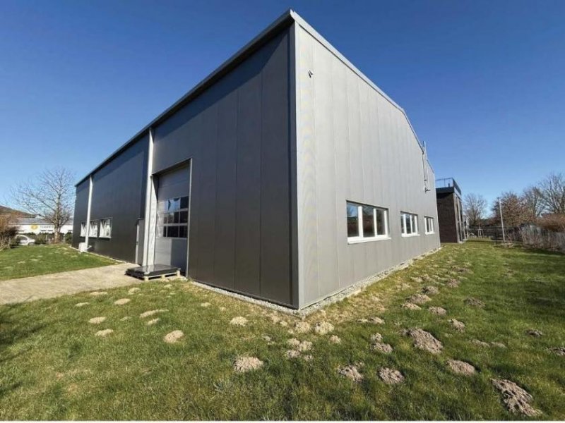 Eutin Neuwertige Lagerhalle mit Bürotrakt im Gewerbegebiet von Eutin zu verkaufen Gewerbe kaufen