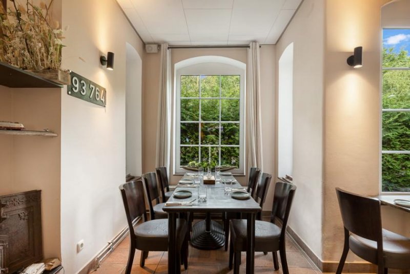 Neumünster EINMALIG! HISTORISCHER BAHNHOF EINFELD, MIETWOHNUNG, FUNKTIONSRÄUME, AUSBAURESERVE & 18 PARKPLÄTZE ! Haus kaufen