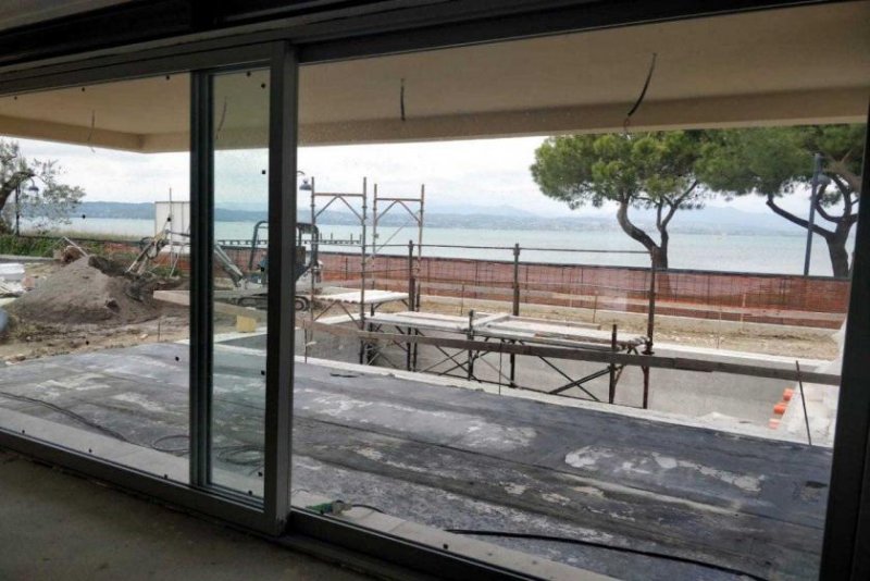 Sirmione del Garda Villa Sirmione direkt am Strand mit EUR2.400.000 Garten und Infinity-Pool Haus kaufen