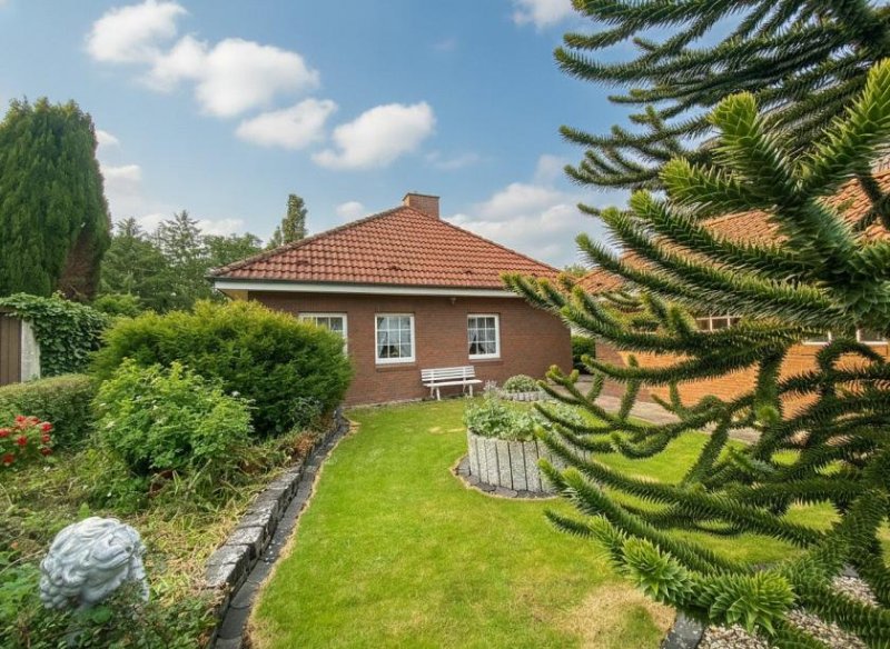 Diekhusen-Fahrstedt Walmdachbungalow in Marne - Stilvolles Wohnen mit Gartenblick und Wintergarten! Haus kaufen