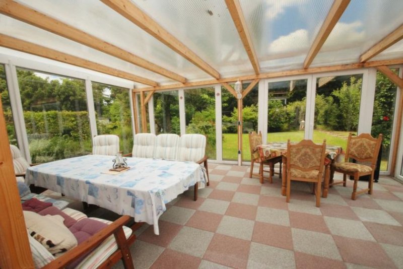 Diekhusen-Fahrstedt Walmdachbungalow in Marne - Stilvolles Wohnen mit Gartenblick und Wintergarten! Haus kaufen