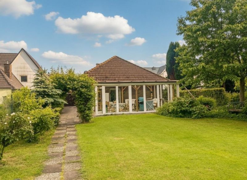 Diekhusen-Fahrstedt Walmdachbungalow in Marne - Stilvolles Wohnen mit Gartenblick und Wintergarten! Haus kaufen