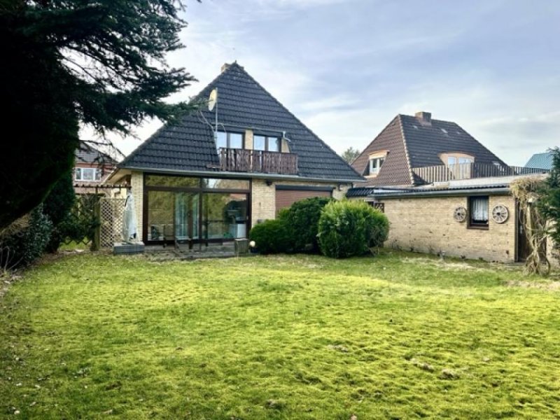 Heide Attraktives Walmdachhaus mit Wintergarten, Balkon und eingewachsenem Grundstück in Heide-Ost Haus kaufen