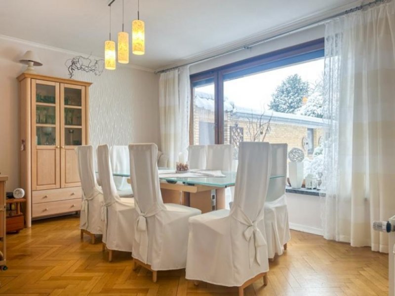 Heide Attraktives Walmdachhaus mit Wintergarten, Balkon und eingewachsenem Grundstück in Heide-Ost Haus kaufen