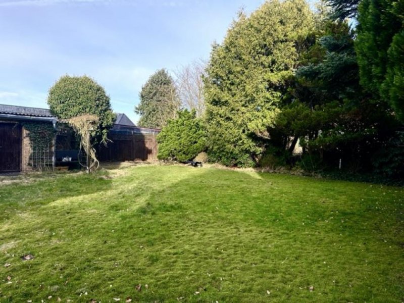Heide Attraktives Walmdachhaus mit Wintergarten, Balkon und eingewachsenem Grundstück in Heide-Ost Haus kaufen