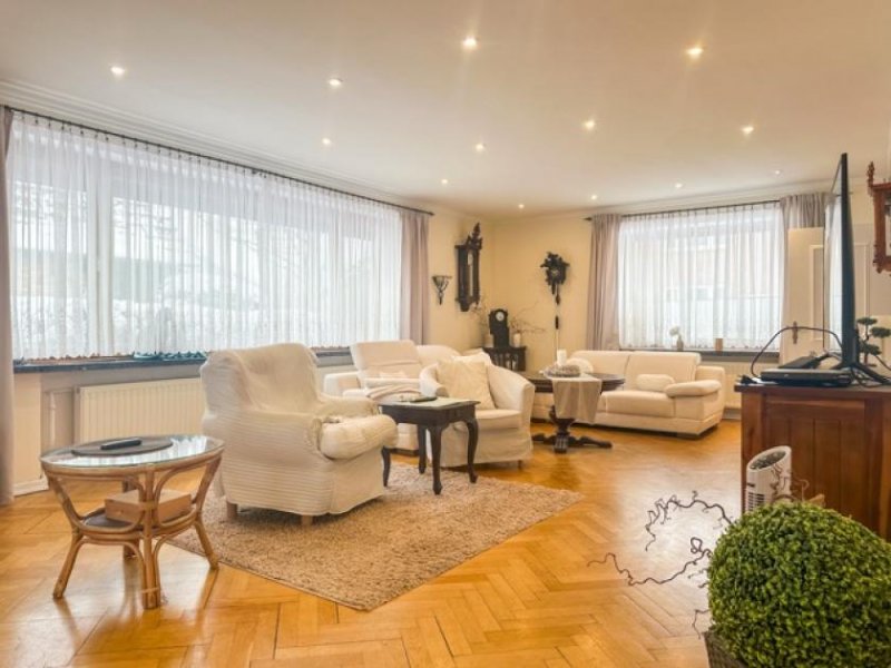 Heide Attraktives Walmdachhaus mit Wintergarten, Balkon und eingewachsenem Grundstück in Heide-Ost Haus kaufen