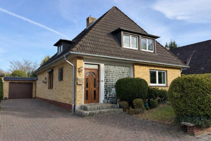 Heide Attraktives Walmdachhaus mit Wintergarten, Balkon und eingewachsenem Grundstück in Heide-Ost Haus kaufen