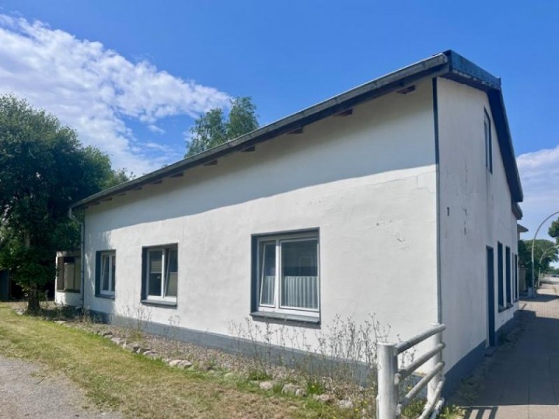 Wesselburen Vielseitig nutzbares Wohnhaus mit Einliegerwohnung, Garage und Doppelcarport in Wesselburen Haus kaufen