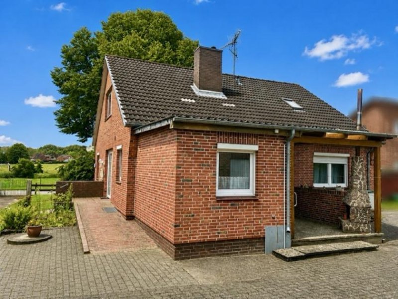 Albersdorf (Kreis Dithmarschen) Einfamilienhaus mit großem Garten und Garage mit Werkstatt in Albersdorf Haus kaufen