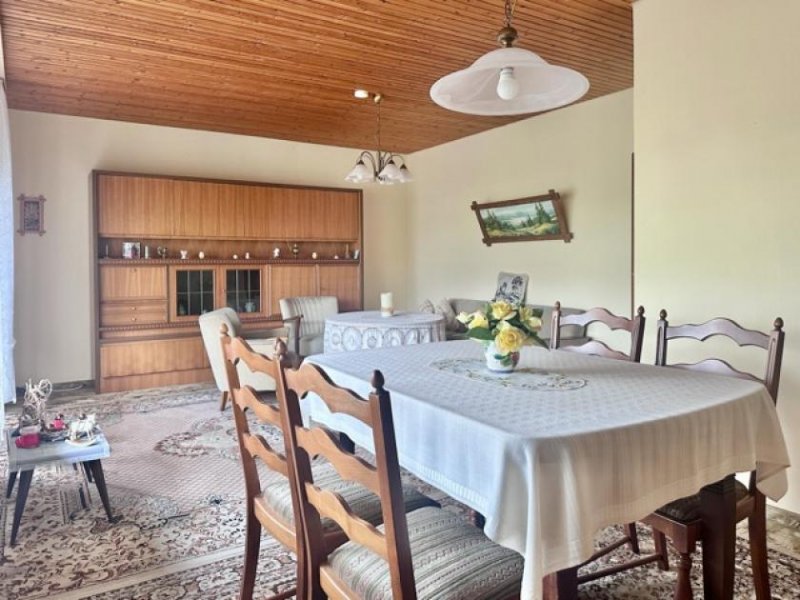 Albersdorf (Kreis Dithmarschen) Einfamilienhaus mit großem Garten und Garage mit Werkstatt in Albersdorf Haus kaufen