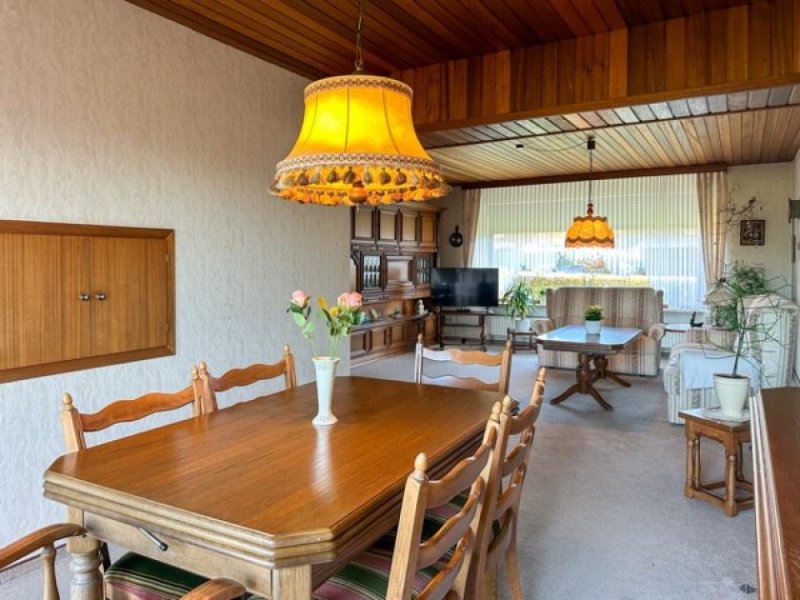 Tellingstedt Großzügiges Einfamilienhaus in ruhiger Lage mit Wiesenblick in Tellingstedt zu verkaufen Haus kaufen