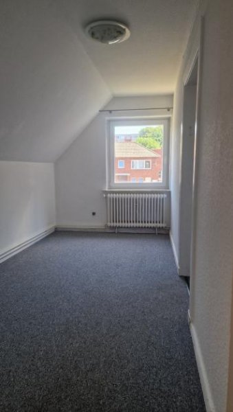 Husum Sanierungsbedürftige DHH mit zwei Wohnungen Haus kaufen