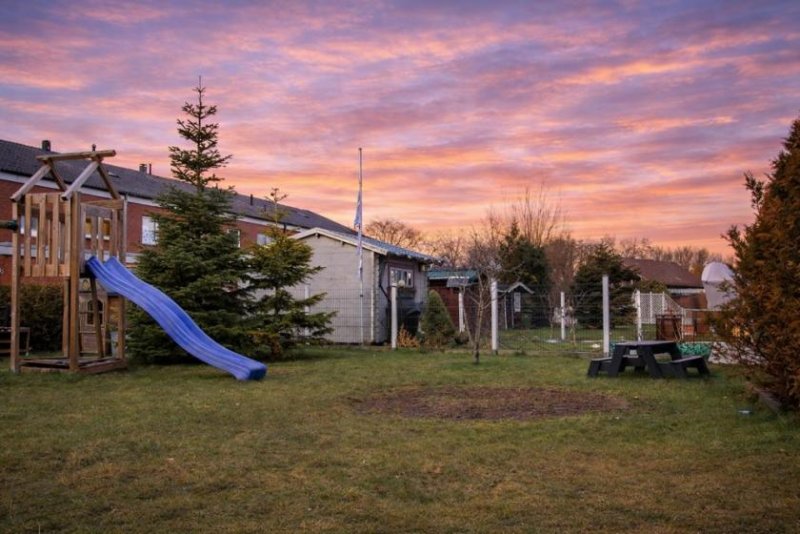Aurich Reihenendhaus mit großem Grundstück, Balkon & moderner Ausstattung in Aurich-Sandhorst Haus kaufen