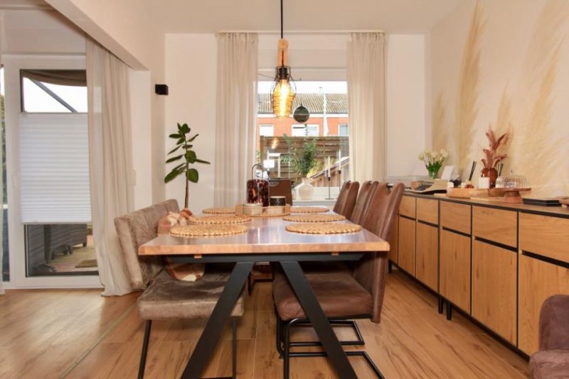 Aurich Reihenendhaus mit großem Grundstück, Balkon & moderner Ausstattung in Aurich-Sandhorst Haus kaufen