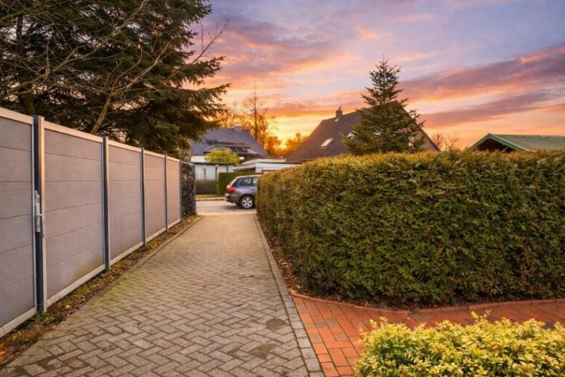 Aurich Reihenendhaus mit großem Grundstück, Balkon & moderner Ausstattung in Aurich-Sandhorst Haus kaufen