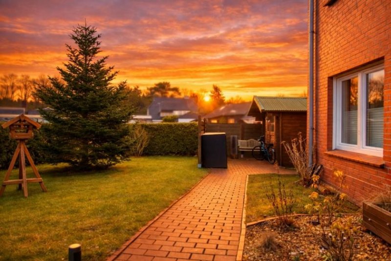 Aurich Reihenendhaus mit großem Grundstück, Balkon & moderner Ausstattung in Aurich-Sandhorst Haus kaufen