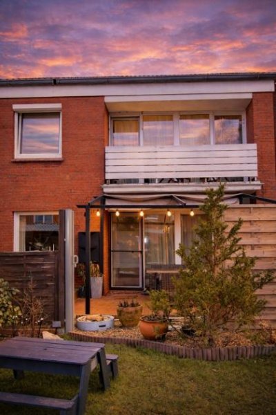 Aurich Reihenendhaus mit großem Grundstück, Balkon & moderner Ausstattung in Aurich-Sandhorst Haus kaufen