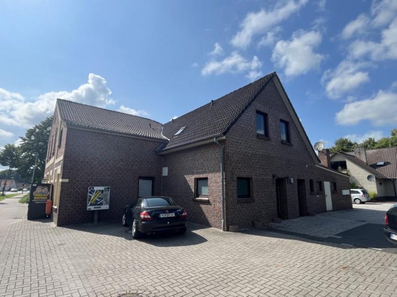 Aurich 2 Häuser (8 Wohnungen), Doppelgarage und 12 PKW-Stellplätze - Rendite! Haus kaufen