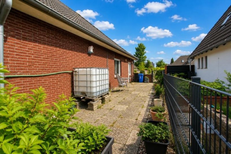 Emden Familienfreundlich & seniorengerecht: Großzügiges Haus mit Garten und 2 Garagen Haus kaufen