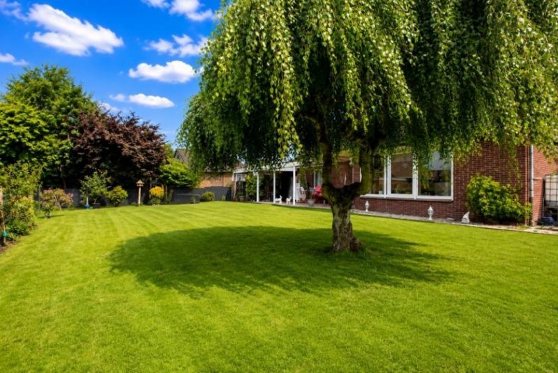 Emden Familienfreundlich & seniorengerecht: Großzügiges Haus mit Garten und 2 Garagen Haus kaufen
