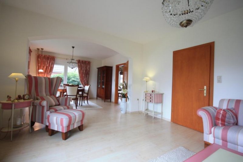 Weener RESERVIERT!
*Top Lage *gute Bausubstanz *überdachte Terrasse *Garage *Gasheizung von 2021 Haus kaufen