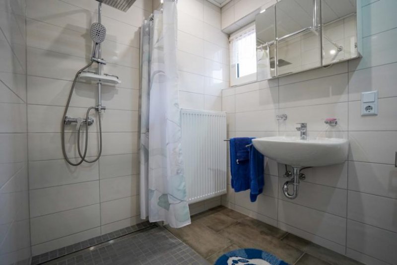 Weener Solide Bausubstanz, großes Grundstück und neuwertiges Bad – Einfamilienhaus in Weener! Haus kaufen