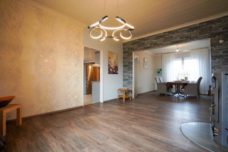 Rhede (Ems) * 3 Minuten bis zur niederländischen Grenze *Saniert *PV-Anlage *Garage *ebenerdiges Wohnen möglich Haus kaufen