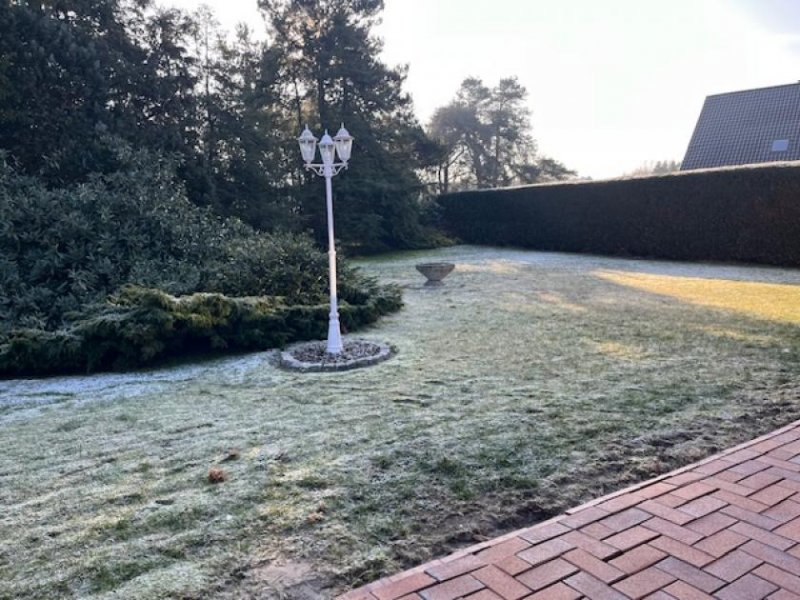 Börger Substanz statt Show. Platz statt Kompromisse.
Gepflegtes EFH mit zwei Garagen & großem Grundstück. Haus kaufen