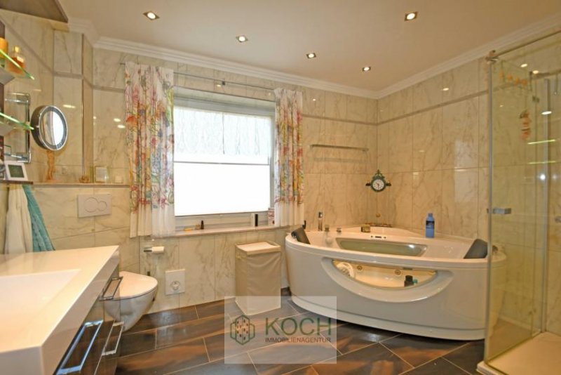 Loxstedt RESERVIERT > Tolles Zweifamilienhaus (2 WE) auf großem Grundstück in Toplage von Loxstedt Haus kaufen