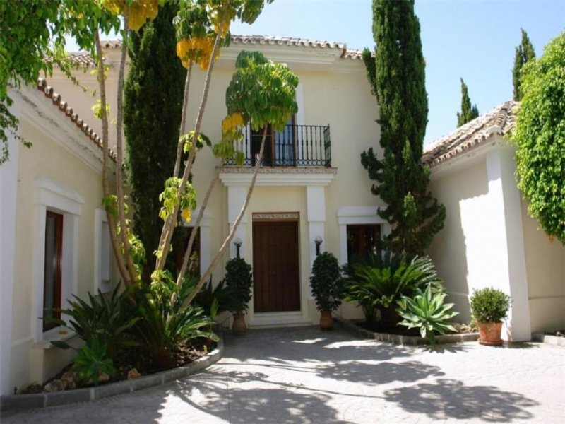 Marbella Sehr gepflegte Villa mit herrlichem Garten in beliebter Golfurbanisation Haus kaufen