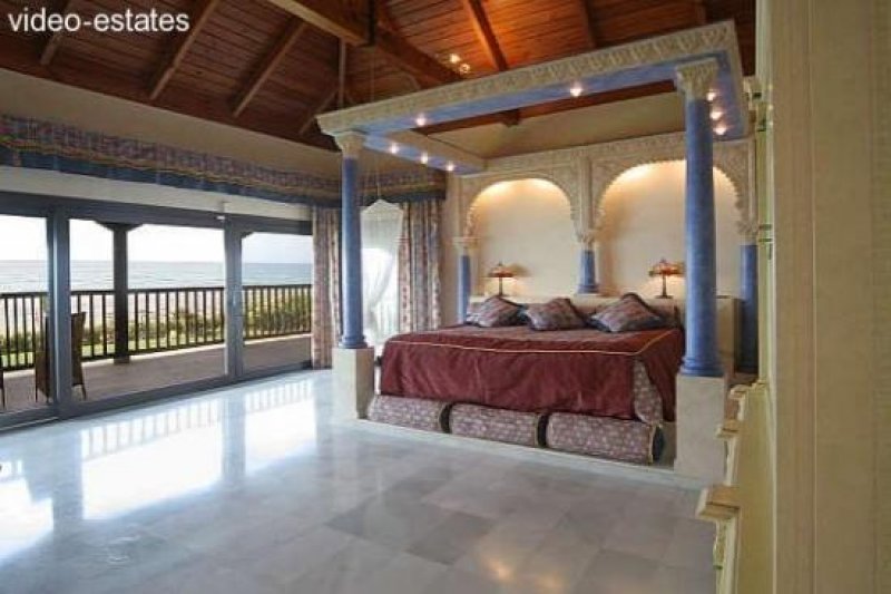 Marbella Villa am Strand mit grossem Grundstück Haus kaufen