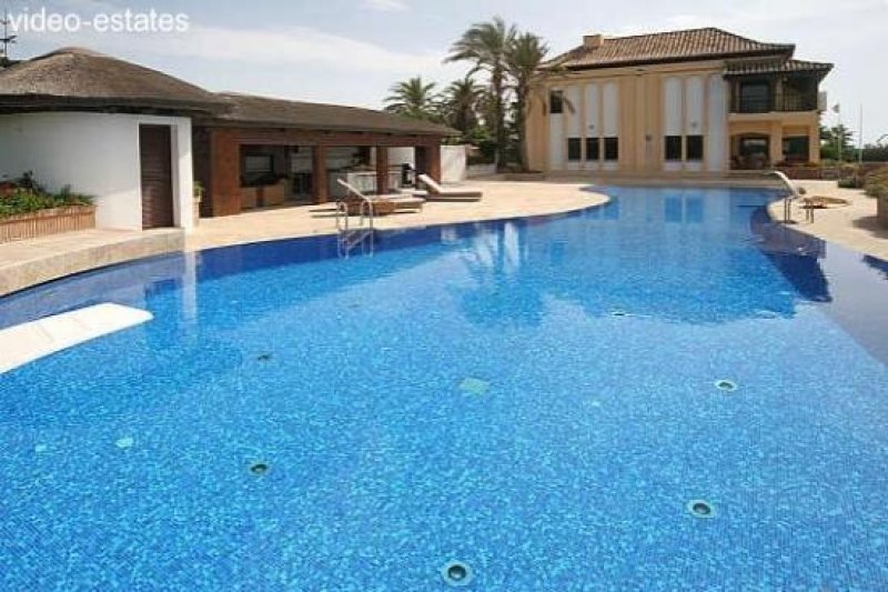 Marbella Villa am Strand mit grossem Grundstück Haus kaufen