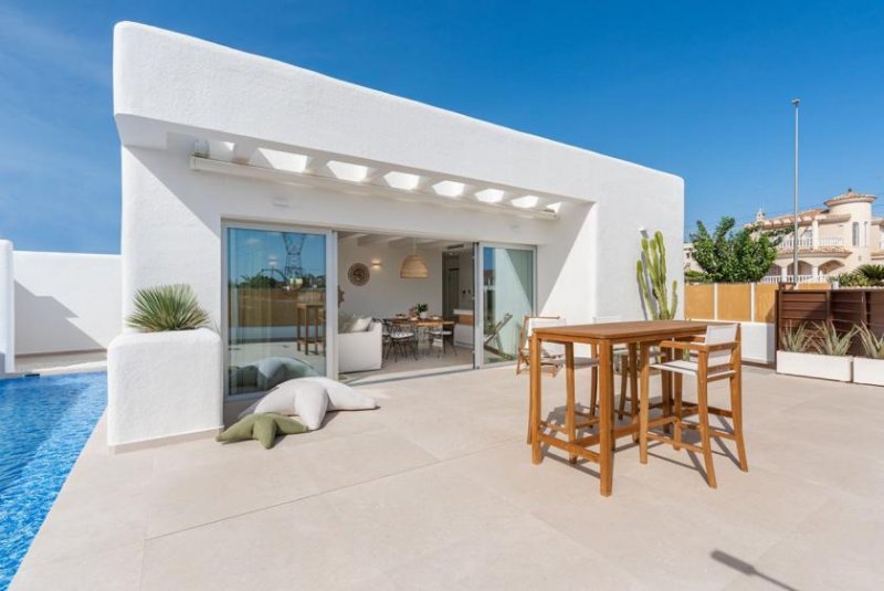 Los Alcázares Eingeschossige Villen mit 3 Schlafzimmern, 2 Bädern, Vorinstallation Klimaanlage und Privatpool am Golfplatz von La Serena Golf