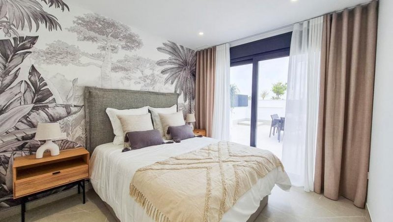 Los Alcázares Villen mit 3 Schlafzimmern, 3 Bädern, Gäste-WC, Souterrain, Dachterrasse, Einbauküchen mit Elektrogeräten, Kfz-Stellplatz