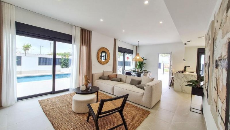 Los Alcázares Villen mit 3 Schlafzimmern, 3 Bädern, Gäste-WC, Souterrain, Dachterrasse, Einbauküchen mit Elektrogeräten, Kfz-Stellplatz