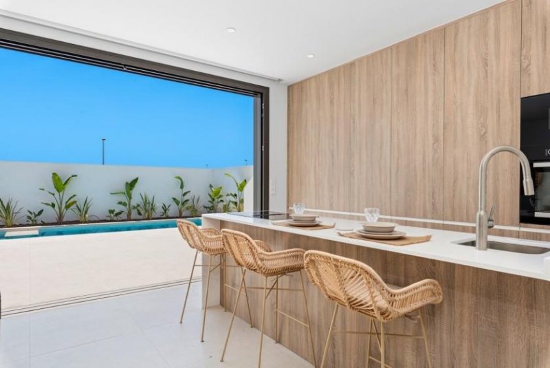 Los Alcázares Villen mit 3 Schlafzimmern, 2 Bädern, Klimaanlage, Kfz-Stellplatz und Privatpool in der La Serena Golfanlage Haus kaufen