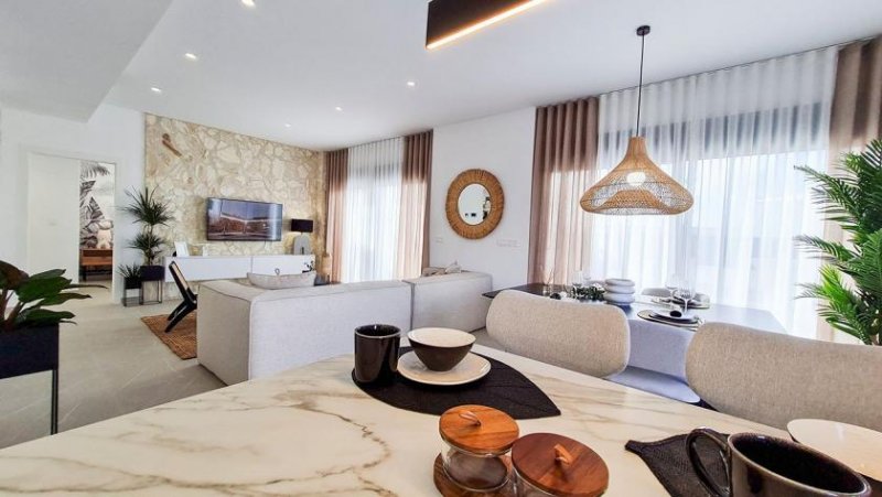 Los Alcázares Villen mit 3 Schlafzimmern, 3 Bädern, Gäste-WC, Souterrain, Dachterrasse, Einbauküchen mit Elektrogeräten, Kfz-Stellplatz