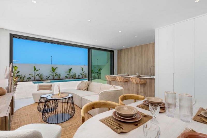 Los Alcázares Villen mit 3 Schlafzimmern, 2 Bädern, Klimaanlage, Kfz-Stellplatz und Privatpool in der La Serena Golfanlage Haus kaufen