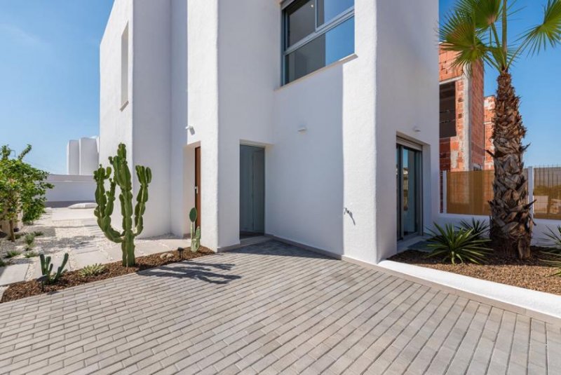 Los Alcázares Zweigeschossige Villen mit 3 Schlafzimmern, 2 Bädern, Vorinstallation Klimaanlage und Privatpool am Golfplatz von La Serena