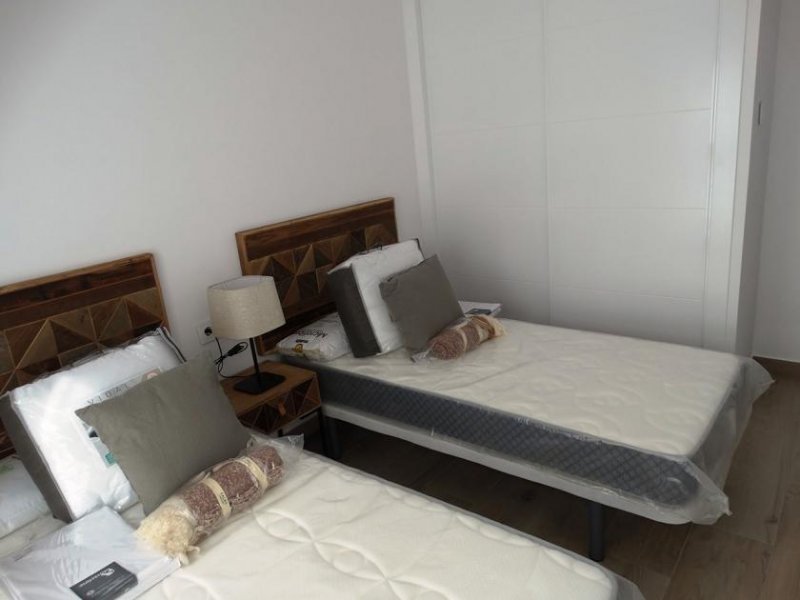 Santiago de la Ribera Wunderschöne Reihenhäuser mit 3 Schlafzimmern, 3 Bädern, Dachterrasse, Kfz-Stellplatz und Privatpool nur 100 m vom Strand