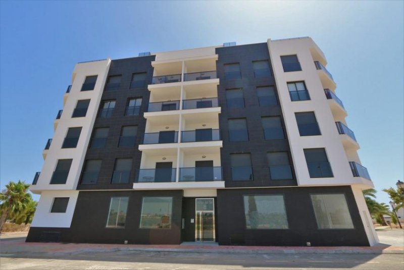San Pedro del Pinatar . Modernes Apartment mit 2 Schlafzimmern im dritten Stock mit freiem Blick. Die Wohnung ist mit dem Aufzug erreichbar. Es hat
